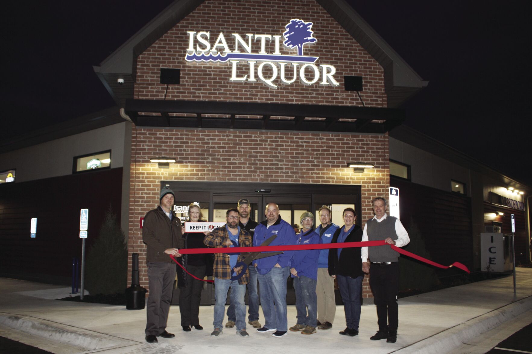 Isanti celebrates opening of new municipal liquor store